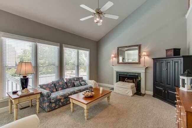 Building Photo - Spacious 4 Bed, 3 Bath Home in Convenientl...