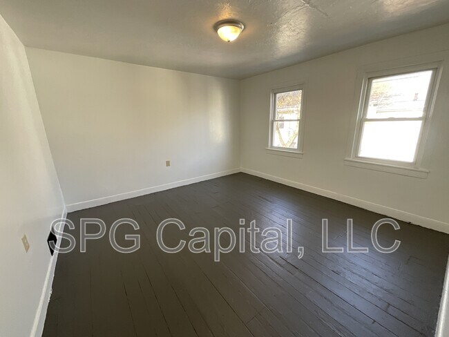 Building Photo - 246 Walnut St