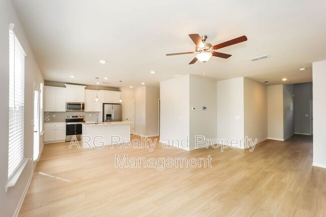 Building Photo - 17 Camellia Dr