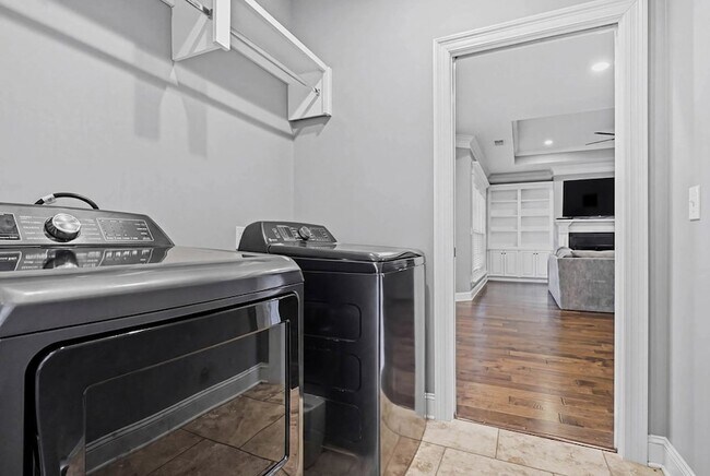Building Photo - 128 Thistledown Dr