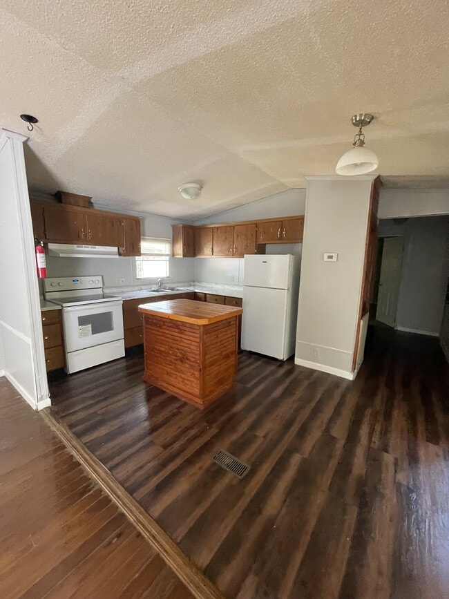 Building Photo - 65 Two Lynn Dr