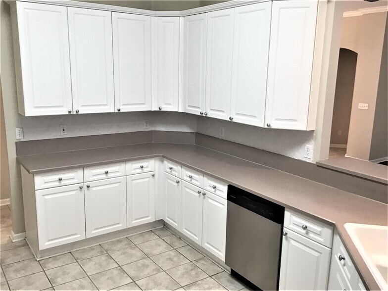 Building Photo - 587 Oakmont Dr