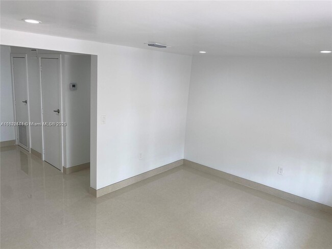 Building Photo - 1121 SW 24th Ave