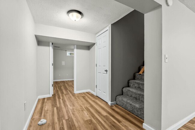 Building Photo - 215 Darrell Dr