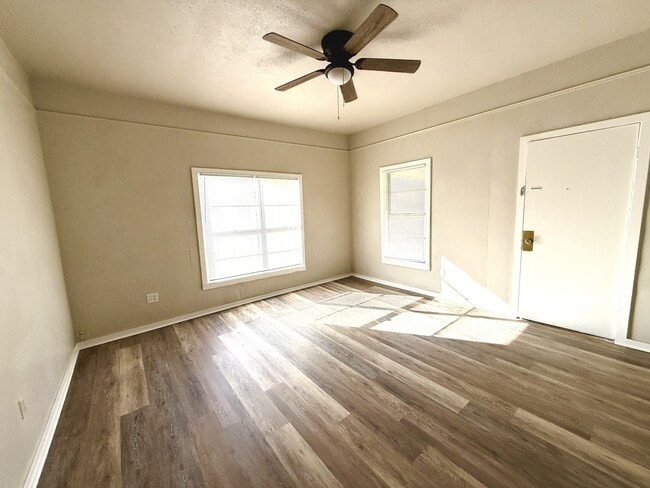 Building Photo - 422 D St SE