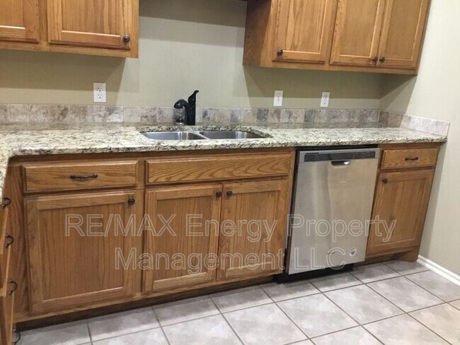 Building Photo - 408 N Willowood Dr