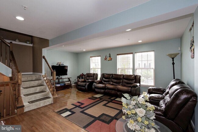Building Photo - 7055 Oak Grove Way