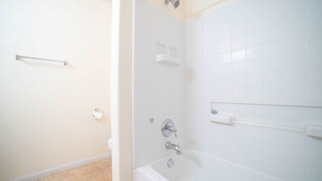 Building Photo - "Spacious 3-Bed, 3-Bath Gem on Bridgewood ...