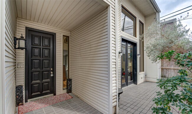 Building Photo - 2527 Potomac Dr