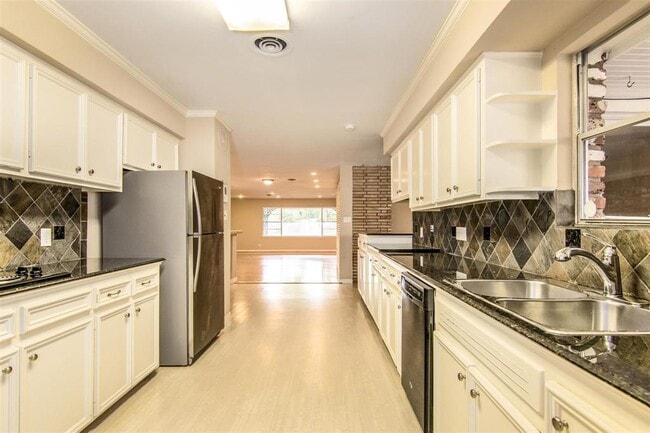 Building Photo - 9115 Highcrest Dr