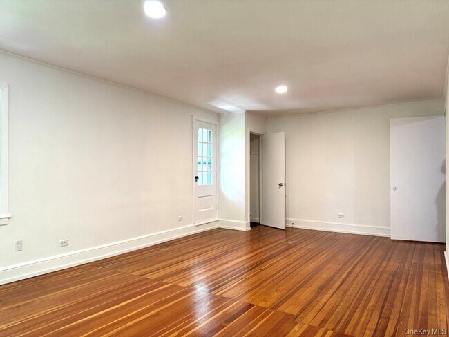 Building Photo - 560 Taxter Rd