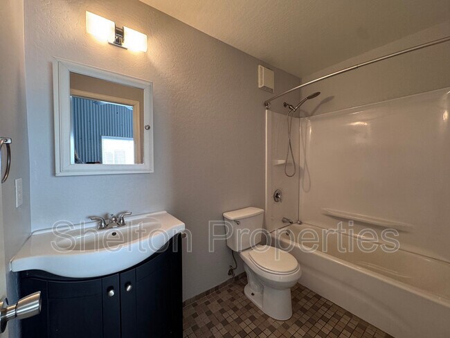 Building Photo - 2121 W Hayward Ave