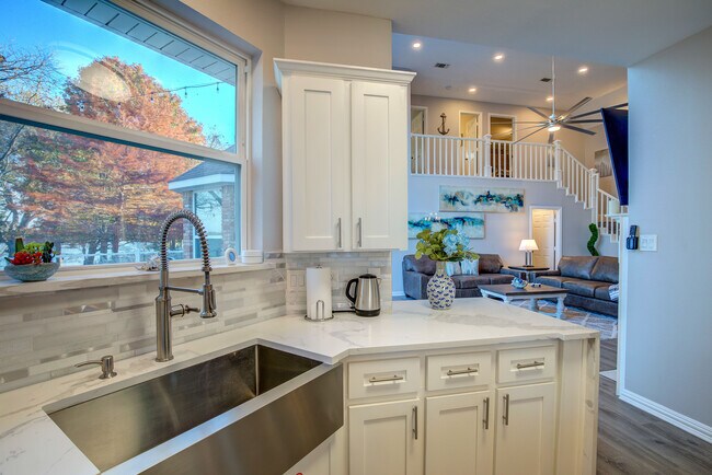 Building Photo - 8606 Columbia Dr