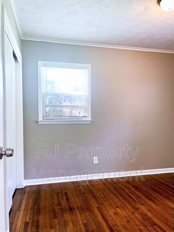 Building Photo - 3641 Bishops Bridge Rd