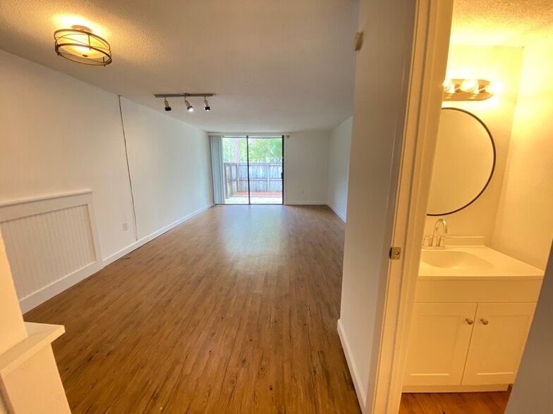 Building Photo - 701 SW 75th St