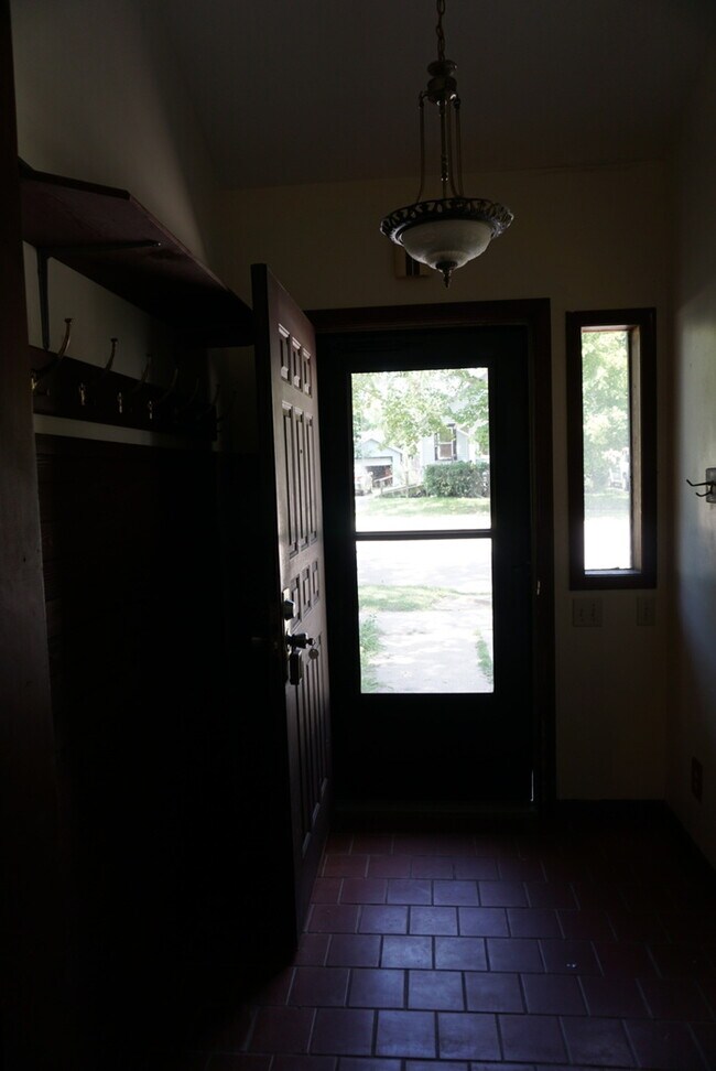 Building Photo - 2 BEDROOM HOUSE