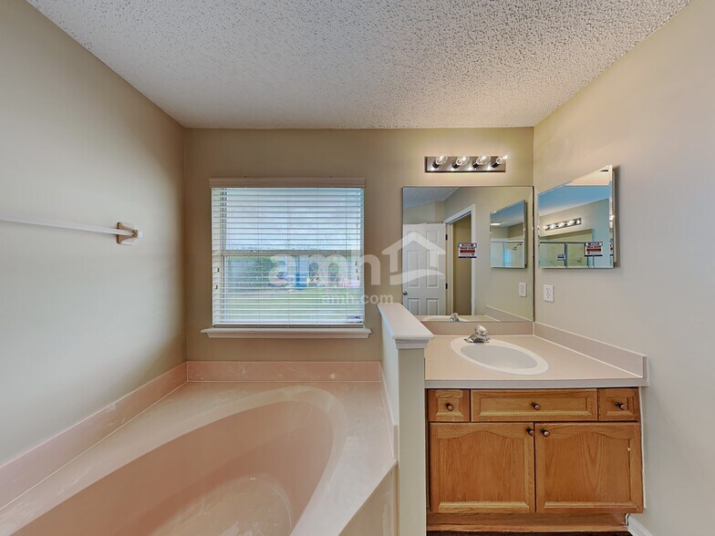 Building Photo - 3353 Chapel Ct
