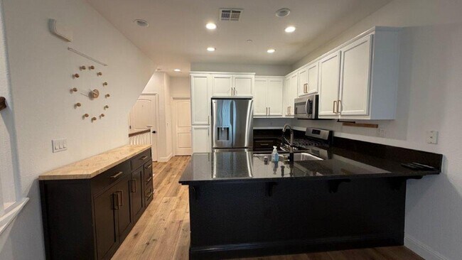 Building Photo - Concord Beautiful 3 bedroom 3 bathroom fully updated townhome, gated community!