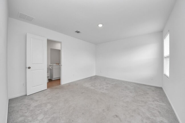 Building Photo - 833 Vlg Brk Dr