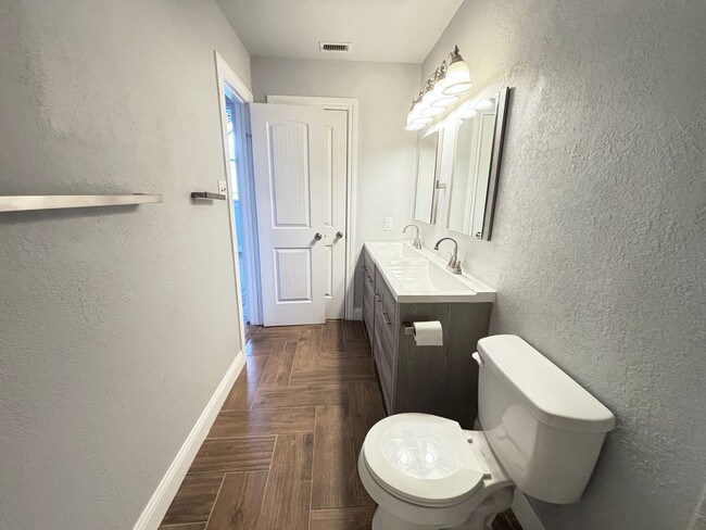 Building Photo - Updated Single Family Home with community ...