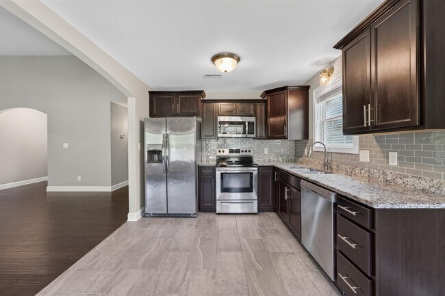 Building Photo - Pet Friendly Three Bedroom!