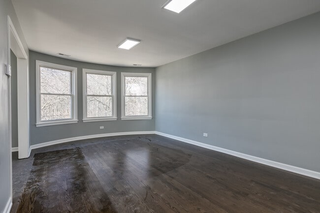 Building Photo - 5843 N Cicero Ave