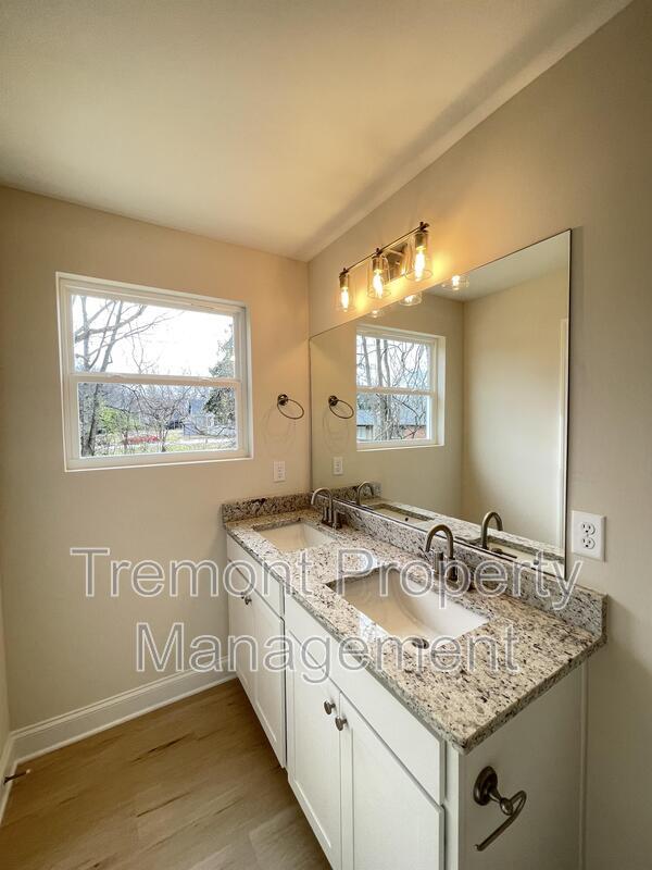 Building Photo - 307 W 42nd St