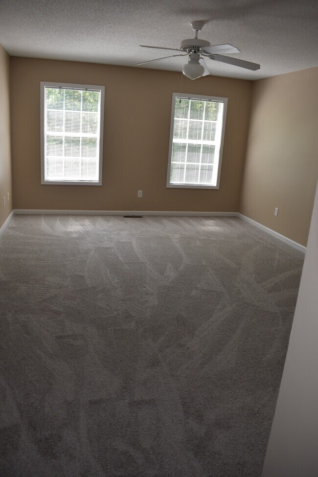 Building Photo - 142 S Springview Dr