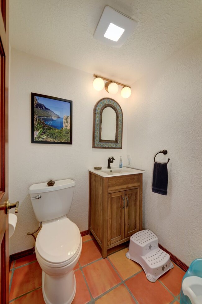 Building Photo - Stunning 4-Bedroom Albuquerque Foothill Ho...