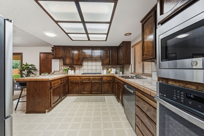 Building Photo - $500.00 off 1st Mo Rent: Move In Special! Quiet & Central Neighborhood - 3 Bedroom 2 Bathroom - L...