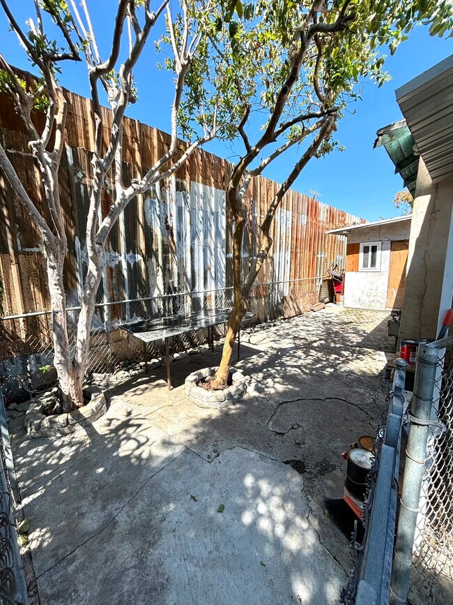 Building Photo - 1851 E 43rd St