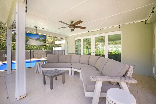 Building Photo - 711 NW 7th Dr