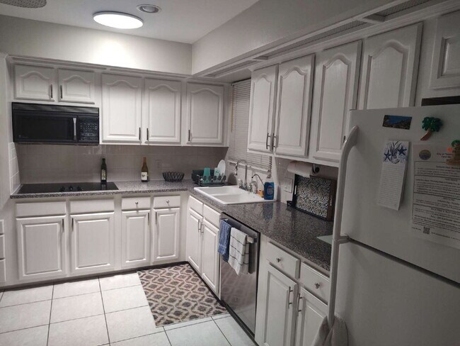 Building Photo - 997 Spinnaker Ct