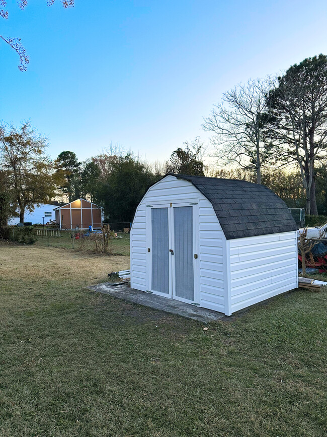 Custom shed - 403 Beechdale Rd