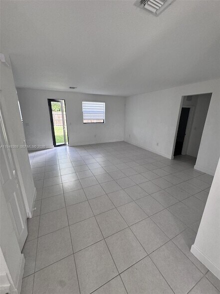 Building Photo - 157 NE 27th Terrace