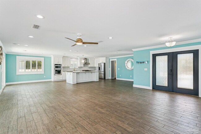 Building Photo - 231 Sabine Dr
