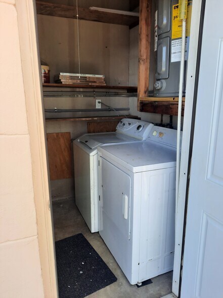 Laundry room - 3108 Crestwood Dr