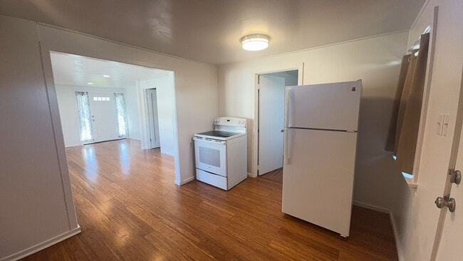 Building Photo - Single Family 2 Bedroom 1 Bath Home on Large Fenced Lot