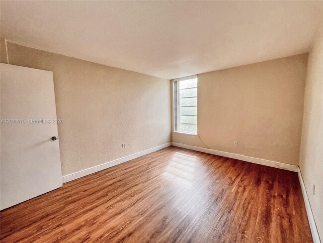 Building Photo - 8870 Fontainebleau Blvd