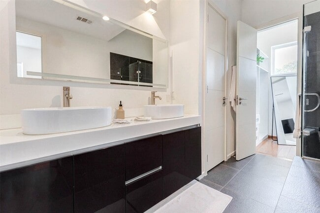 Building Photo - 4115 Chartres St