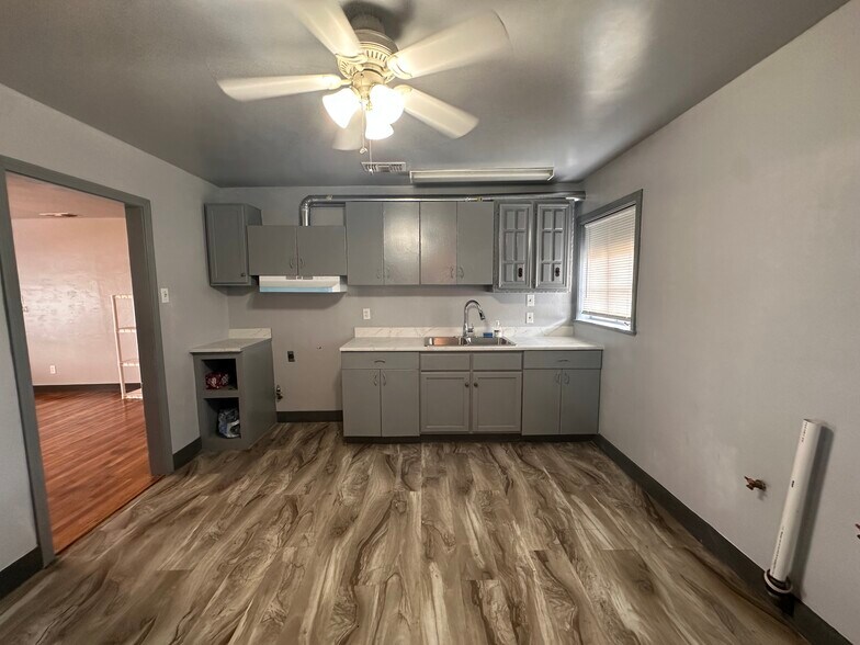 Building Photo - 3805 Highland Dr