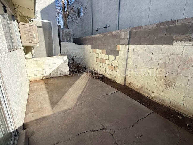 Building Photo - 310 La Veta Dr