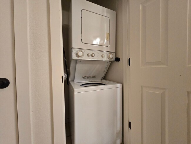 Building Photo - 601 W San Mateo Blvd