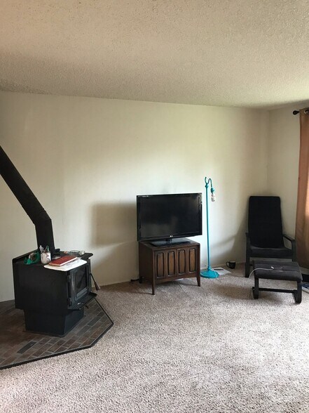 amily room with wooden fireplace - 12312 NE 134th St