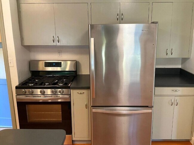 Building Photo - Charming Maplewood SFH with garden beds, fruit trees and finished basement