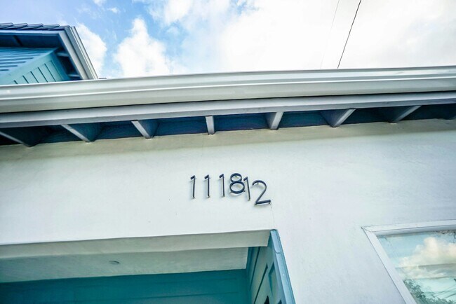 Building Photo - 1118-1118 1/2 W 39th Pl