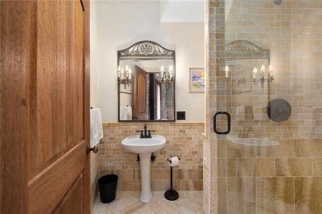 Building Photo - 60 Old Beach Rd