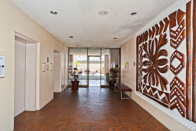 Building Photo - Royal Kuhio 1b1b1parking Fully Furnished i...