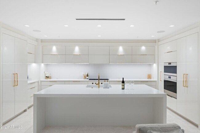 Building Photo - 6587 N Palmeraie Blvd