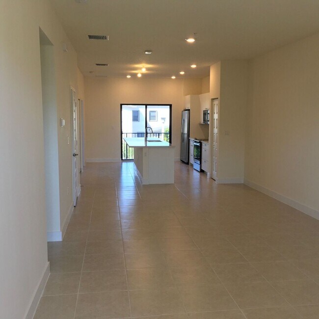 Building Photo - Great Condo unit in Doral